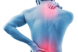 Abbildung: Mann mit Schmerzen in Nacken und Rücken