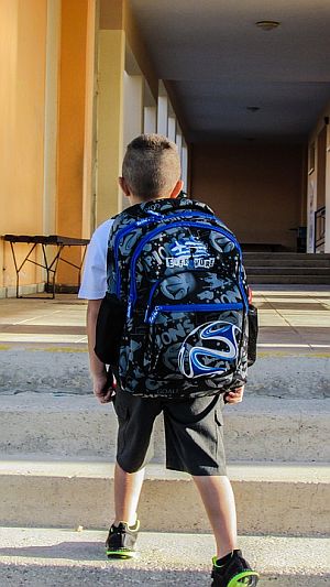 Abbildung: Kind mit großem Schulrucksack