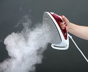 Grafik: Ein Dampfbügeleisen im Einsatz