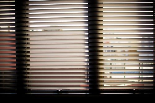 Abbildung: Innenseitiger Sonnenschutz im Büro