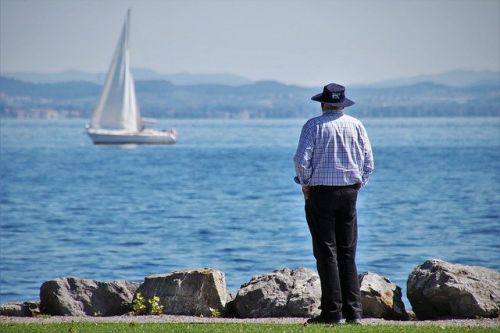 Älterer Mann in Rente am Meer