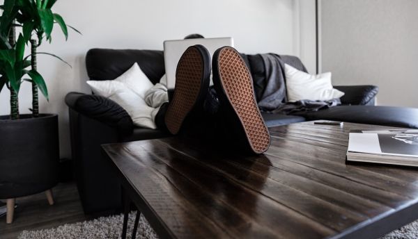 Arbeiten zu Hause mit Couch und Esstisch